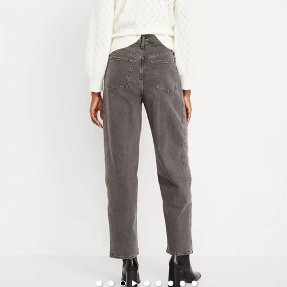Old Navy Women's High-Rise Barrel Leg Jeans in Black Wash. - Picture 3 of 8